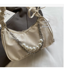 Détail du sac en similicuir avec chaîne en perles et métal et fini marbré