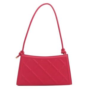 Sac à bandoulière matelassé magenta avec texture losanges et détails de nœuds
