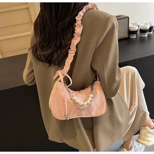 Detailansicht der rosa Falten-Schultertasche mit Perlen- und Silberkettendekor