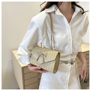 Détails du sac à main en paille beige avec un nœud papillon en strass brillant