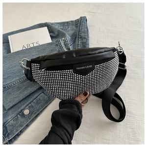 Détail du sac bandoulière en cuir PU noir avec clous argentés et étiquette mode