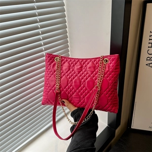 Sac à bandoulière matelassé rose vif tendance avec bandoulière chaîne dorée pour femme