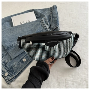 Détail du sac banane en cuir PU noir avec strass colorés et plaque de mode élégante