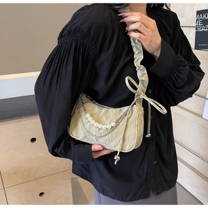 Geraffte Achseltasche mit Perlenkette und verstellbarem Schultergurt für Damen
