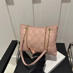 Sac à bandoulière rose matelassé chic avec chaîne dorée pour femmes au design moderne