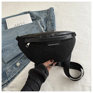 Détails du sac de poitrine noir en strass avec sangle ajustable et étiquette mode