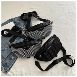 Détail de sacs de poitrine tendance avec strass, bretelles en nylon et boucles métalliques