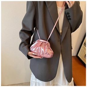 Vue détaillée du sac à bandoulière rose métallisé plissé avec texture brillante et lanière
