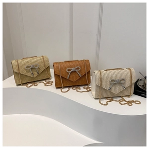 Trois sacs bandoulière tressés avec nœuds papillon en strass et chaînes dorées