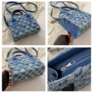Detailansicht der blauen karierten Jeanshandtasche mit Fransen und Metallreißverschluss