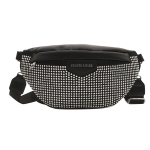 Sac banane noir pour femme avec clous argentés et bandoulière réglable en nylon robuste