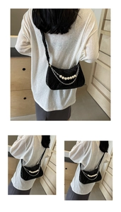 Détails du sac nuage noir plissé avec chaîne de perles et anneaux de sangle en métal