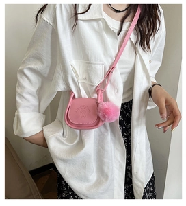 Sac bandoulière rose avec relief de dessin animé et charmant pompon doux et soyeux