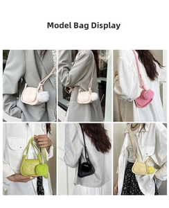 Mini sacs bandoulière rétro aux tons pastels avec détails embossés et pompons en peluche