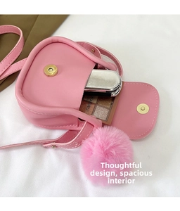 Détail de l'intérieur du sac selle rose avec boucle dorée et porte-clés en fourrure