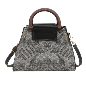 Retro embroidered bucket bag with wooden handles and stylish ocean wave jacquard pattern
