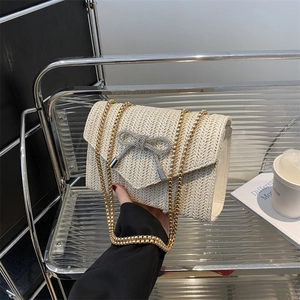 Sac bandoulière en paille minimaliste avec nœud en strass brillant et chaîne dorée