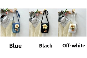 Trois vues de petits sacs bandoulière en bleu, noir et blanc cassé avec pendentif fleur
