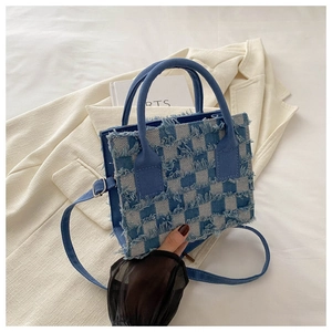 Detailansicht der Denim-Schachbrett-Tasche mit Fransen und abnehmbarem Schultergurt