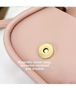 Dettaglio della borsa in pelle rosa con chiusura magnetica in metallo dorato resistente