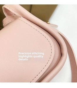 Dettaglio delle cuciture precise e trama in pelle di una mini borsa rosa