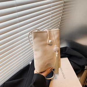Borsa a tracolla porta cellulare color crema con fibbia di perle e nappina elegante