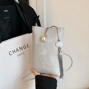 Borsa a tracolla grigia in scamosciato con fibbia a perla e nappine eleganti