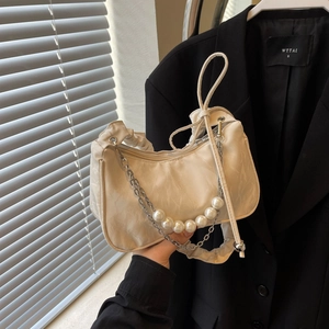 Cremefarbene Schultertasche mit Perlenkette und gerafftem Riemen für modernen Look
