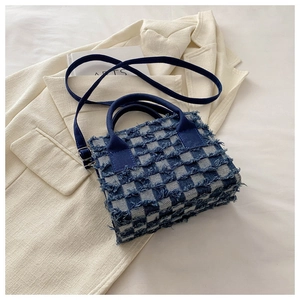 Blau-weiß karierte Denim-Handtasche mit Fransenkanten und verstellbarem Gurt auf Blazer