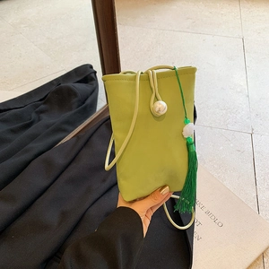 Mini borsa a tracolla porta cellulare verde lime con chiusura a perla e nappina verde