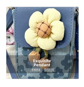 Détail de la mini sacoche bleue à fleurs avec pendentif tournesol 3D amovible