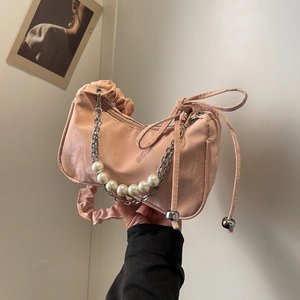 Schicke rosa Halbmond-Achseltasche mit eleganter Perlenkette und Faltenhenkel