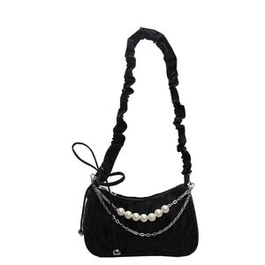 Elegante schwarze Plissee-Achseltasche mit Samttextur und luxuriöser Perlenkette