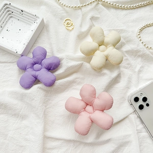 Détail de supports de téléphone fleurs en peluche 3D en violet, beige et rose doux