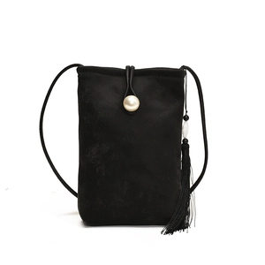 Mini borsa nera porta cellulare in scamosciato con fibbia in perla e nappina