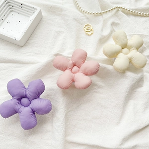 Détail de supports de téléphone fleurs rembourrés en violet, rose et crème avec texture