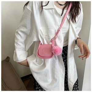 Mini sac à bandoulière rose avec gaufrage de dessin animé et détail de pompon en fourrure