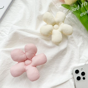 Détail des supports de téléphone en peluche fleurie matelassée en crème et rose pâle