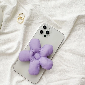 Support de téléphone en forme de fleur violette matelassée sur un smartphone