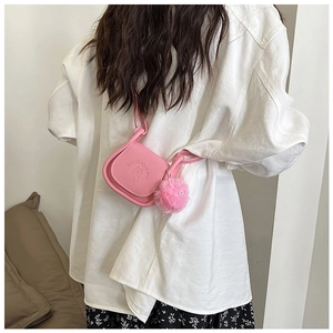 Mini sac bandoulière rose avec motif de dessin animé gaufré et pompon duveteux