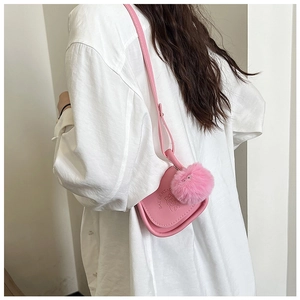 Mini sac selle en cuir rose avec breloque en peluche et motif d'ours gaufré détaillé