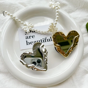 Metallische Herz-Handyhalterungen in Gold und Silber mit weißer Perlenkette Zubehör