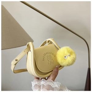 Détails du mini sac selle jaune avec gaufrage cartoon et breloque pompon en peluche