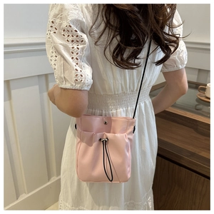 Minimalistische roze crossbodytas van lichtgewicht waterdicht nylon met trekkoord
