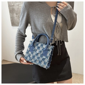 Detail der blauen Denim-Umhängetasche mit Schachbrettmuster, Fransen und Silberbeschlägen