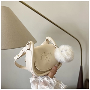 Détail du sac de selle en cuir PU crème avec un personnage de dessin animé gaufré mignon