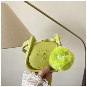 Détail du mini sac bandoulière en similicuir vert citron avec logo embossé et pompon