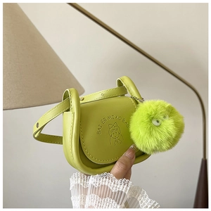 Détail du mini sac bandoulière vert citron avec gaufrage mignon et pompon en peluche