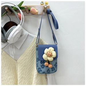 Détail du petit sac bandoulière floral bleu avec fleur en tissu et toile texturée