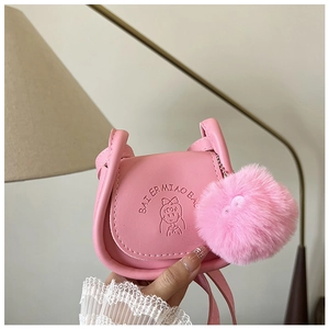 Détail d'un mini sac à main rose en cuir PU avec motif de dessin animé et pompon rose